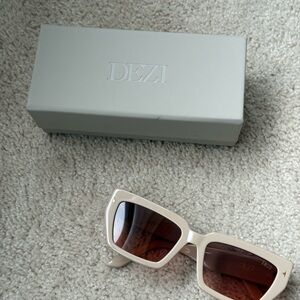 Dezi “Switch” Beige Sunglasses